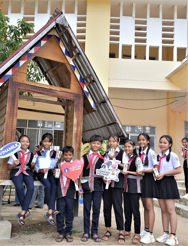 13 năm qua, Quỹ sữa Vươn cao Việt Nam bền bỉ thực hiện sứ mệnh “Để mọi trẻ em đều được uống sữa mỗi ngày”, mang niềm vui uống sữa đến với trẻ em trên mọi miền đất nước.