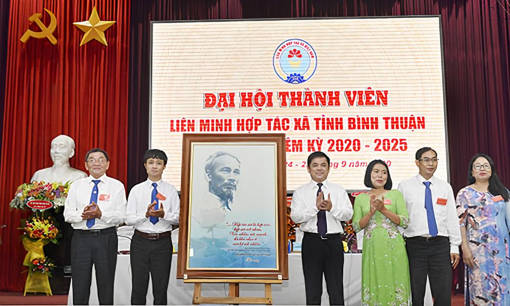 Phó Chủ tịch Nguyễn Văn Thịnh tặng Liên minh HTX tỉnh Bình Thuận bức ảnh Bác Hồ với HTX.