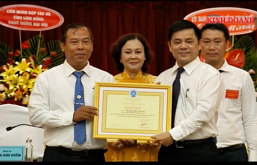 Nhiều tập thể, cá nhân có thành tích xuất sắc trong xây dựng KTTT, HTX được nhận Bằng khen của Liên minh HTX Việt Nam.