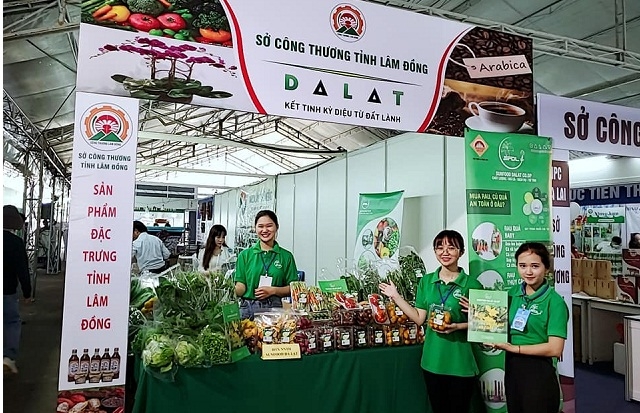 Gian hàng của HTX khi tham gia hội chợ nông sản tại tỉnh Lâm Đồng.