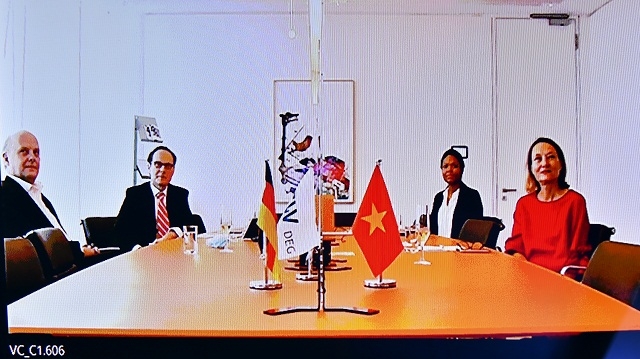 Lãnh đạo DEG tại Đức theo dõi trực tuyến lễ ký kết giữa HDBank và DEG trực tuyến.