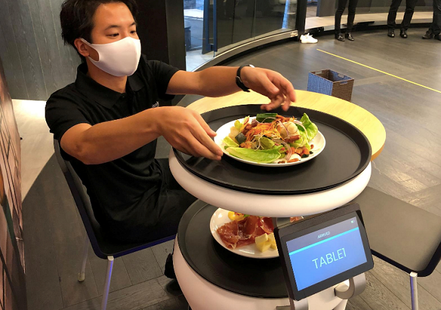 Softbank giới thiệu người máy Servi để giảm nguy cơ lây nhiễm Covid-19 (Ảnh: Int)