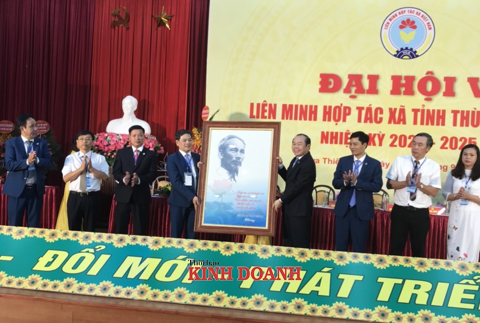 Chủ tịch Liên minh HTX Việt Nam Nguyễn Ngọc Bảo tặng bức tranh Bác Hồ cho Liên minh HTX tỉnh Thừa Thiên Huế.