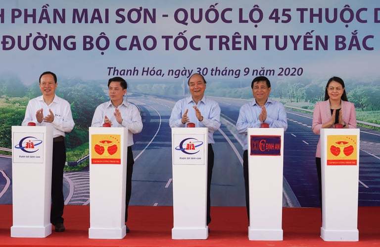 Thủ tướng và lãnh đạo các bộ ngành địa phương phát lệnh khởi công dự án.