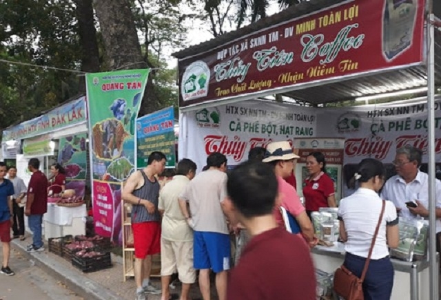 HTX tích cực tham gia hội chợ để mở rộng đầu ra, từ đó tạo nền tảng để người dân nâng cao thu nhập.