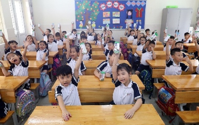 Chương trình Sữa học đường được tích cực triển khai, đảm bảo học sinh được uống sữa đầy đủ khi đến trường “mùa dịch”