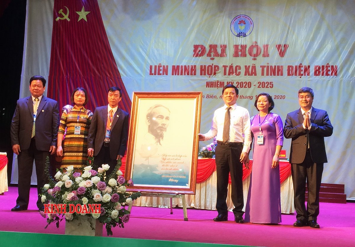 Phó Chủ tịch Nguyễn Văn Thịnh tặng bức tranh chân dung Bác Hồ cho Liên minh HTX tỉnh Điện Biên.