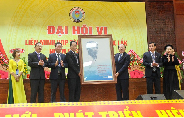 Chủ tịch Nguyễn Ngọc Bảo tặng bức tranh chân dung Bác Hồ cho Liên minh HTX tỉnh Đăk Lăk.