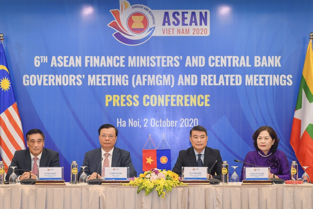 Bộ trưởng Tài chính Đinh Tiến Dũng và Thống đốc NHNN Việt Nam Lê Minh Hưng trả lời các cơ quan báo chí về kết quả Hội nghị Bộ trưởng Tài chính, Thống đốc Ngân hàng Trung ương ASEAN với các cộng đồng doanh nghiệp và các hội nghị liên quan.