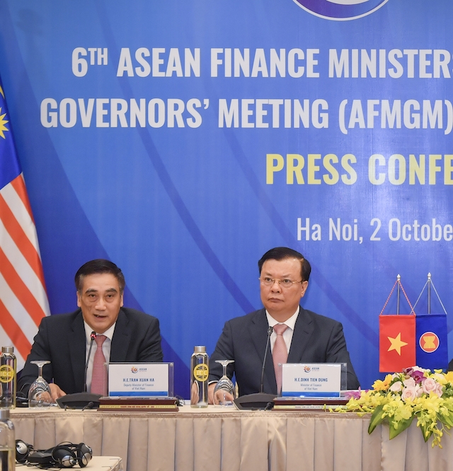 Bộ trưởng Đinh Tiến Dũng và Thứ trưởng Bộ Tài chính Trần Xuân Hà trả lời câu hỏi của báo chí.