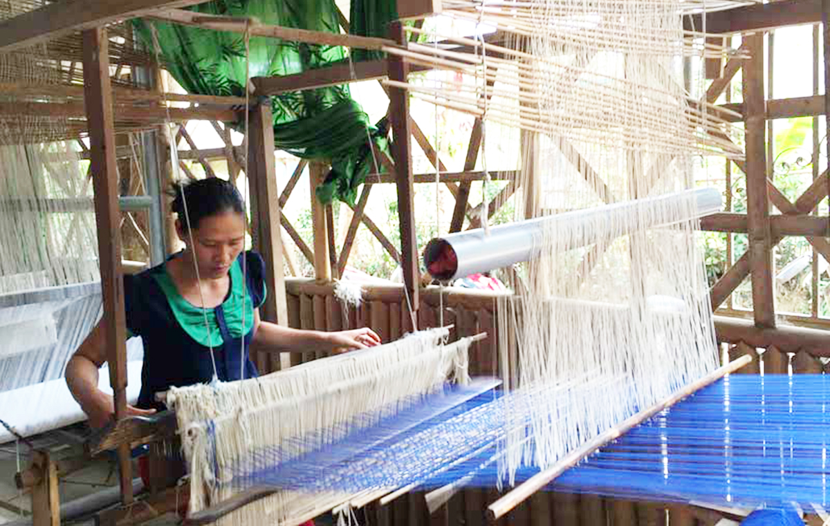 Thổ cẩm dệt tay của HTX Dệt thổ cẩm và dịch vụ du lịch bản Lác Mai Châu là sản phẩm OCOP 4 sao.