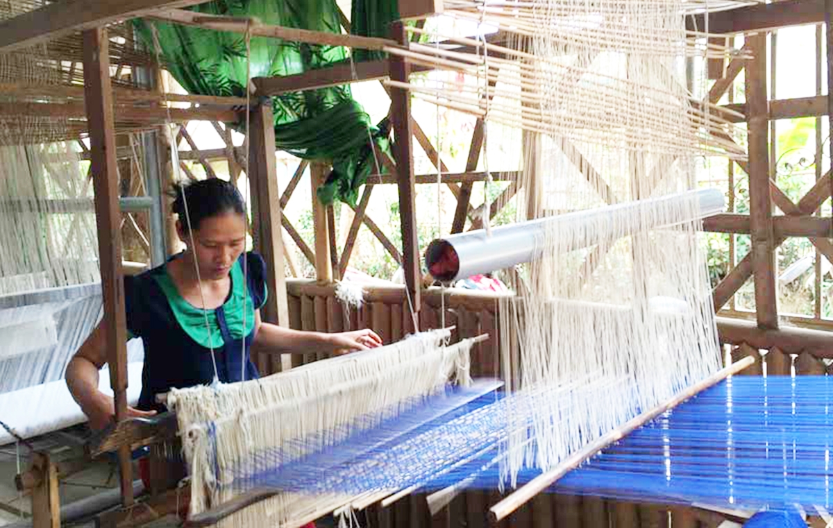 Thổ cẩm dệt tay của HTX Dệt thổ cẩm và dịch vụ du lịch bản Lác Mai Châu là sản phẩm OCOP 4 sao.