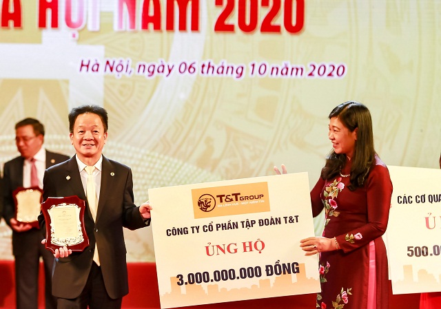 Chủ tịch HĐQT kiêm TGĐ Tập đoàn T&T Group - Ông Đỗ Quang Hiển trao ủng hộ Quỹ Vì người nghèo của thành phố Hà Nội