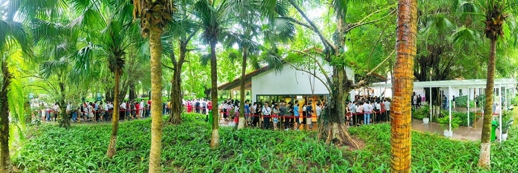 Mới đây, tập đoàn Ecopark đã chính thức khai trương nhà mẫu căn hộ Sky Oasis cho khách tham quan và mua căn hộ. Sự kiện này thu hút hàng nghìn khách hàng quan tâm, xếp hàng dài cả cây số, tạo ra một cơn sốt chưa từng có tại thị trường bất động sản Hà Nội.