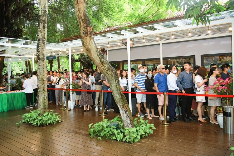 Anh An, cư dân tại Ecopark đưa 2 người bạn đi mua căn hộ Sky Oasis, xếp hàng từ 9h sáng tới 12h trưa mới tới lượt. “Nhà anh xưa ở phố cổ cơ, cứ vài tuần lại đưa con về Ecopark dã ngoại. Sau anh nghĩ, tại sao mình lại không đưa con về đây để con có một không gian sống thực sự tốt. Tói giờ, anh thấy đây là lựa chọn đúng đắn nhất của mình. Bạn anh đến chơi, cũng mê luôn Ecopark, nên hôm nay anh phải đưa bạn đi xếp hàng mua nhà về làm hàng xóm”.