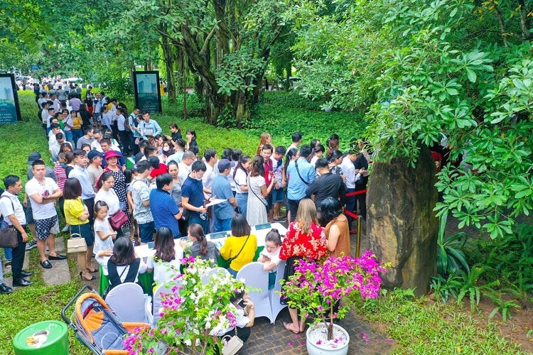 Khảo sát thực tế, 7h30 sáng, mặc dù trời còn mưa, nhưng hơn 400 khách đã có mặt, xếp hàng check-in tại khu vực đăng ký tham quan nhà mẫu trong công viên Mùa Xuân.