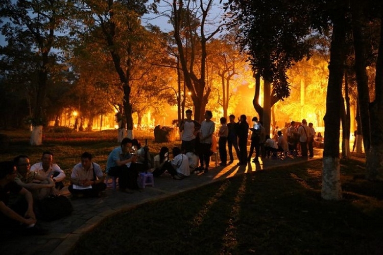 Chị Hà An, một khách hàng thân quen của Ecopark cho biết: “Trước Sky Oasis, đã nhiều lần thị trường bất động sản Hà Nội chứng kiến hiện tượng khách xếp hàng qua đêm để chờ mua căn hộ Ecopark. Nhưng hàng nghìn khách xếp hàng dài cả cây số để tham quan nhà mẫu và mua nhà như Sky Oasis thì chưa có tiền lệ ở cả Ecopark và Hà Nội”.