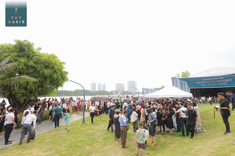 Trước sự kiện khai trương nhà mẫu, Sky Oasis cũng tạo ra cơn bão cho thị trường bất động sản Hà Nội khi hàng nghìn nhà đầu tư kiên nhẫn chờ đợi hàng tiếng đồng hồ, kéo dài gần 500 m bên công viên Hồ Thiên Nga để vào sự kiện công bố dự án.