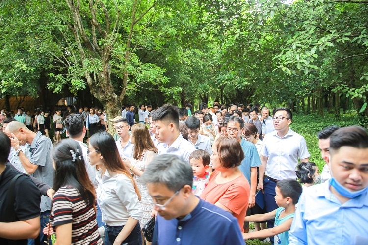 Chị Linh, một cư dân tại Ecopark xếp hàng 4 tiếng mới được vào xem nhà mẫu cho biết: “Chị mua thêm một căn hộ Sky Oasis để đón ba mẹ đang ở phố cổ về đây sống cùng. Từ ngày về Ecopark, nhịp sống của gia đình thay đổi hẳn, chồng chị bất ngờ vì vợ không còn ngủ nướng, sáng nào cũng dậy sớm cùng chồng con chạy bộ ven hồ.