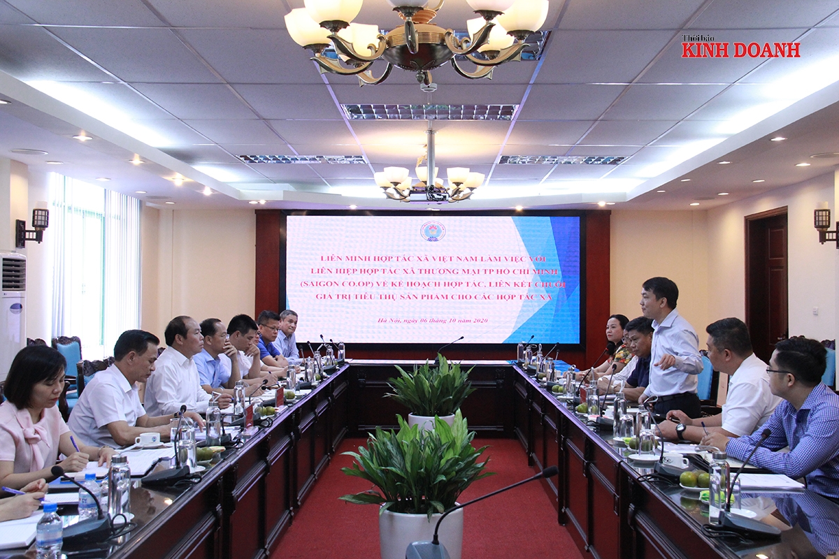 Ông Nguyễn Anh Đức, Tổng giám đốc SaiGon Co.op (đứng phát biểu) mong muốn sẽ tiêu thụ nhiều nông sản của các HTX nếu như cam kết của 3 bên gồm Liên minh HTX Việt Nam hoặc Liên minh HTX địa phương, các HTX và SaiGon Co.op được triển khai.