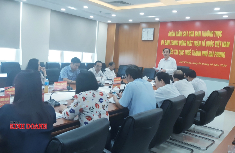 Ông Ngô Sách Thực trưởng đoàn giám sát phát biểu tại buổi làm việc.