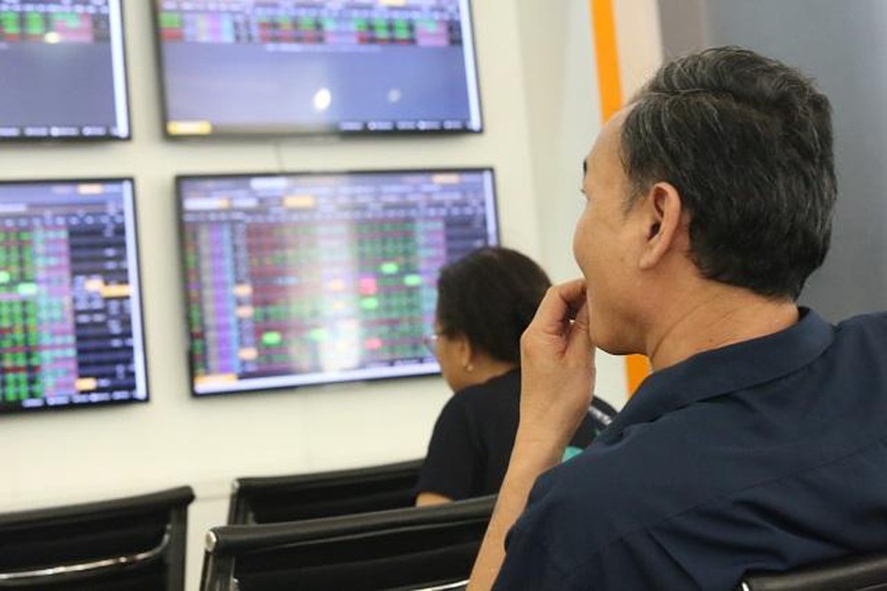 Nếu các nhà đầu tư chê lãi suất tiết kiệm muốn chuyển sang chứng khoán thì họ đã thực hiện rồi không cần chờ đến khi NHNN ra quyết định giảm lãi suất.