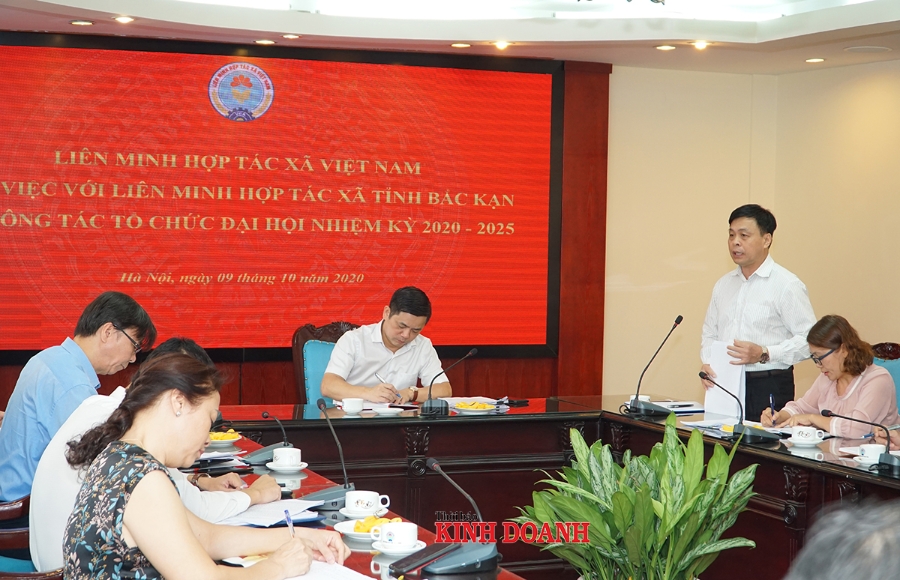 Chủ tịch Liên minh HTX tỉnh Bắc Kạn Dương Văn Huấn báo cáo tiến độ chuẩn bị đại hội khóa V