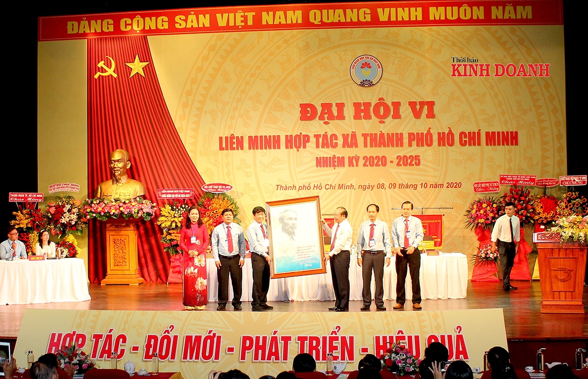 Chủ tịch Nguyễn Ngọc Bảo tặng bức tranh chân dung Bác Hồ với HTX cho Liên minh HTX TP.HCM.