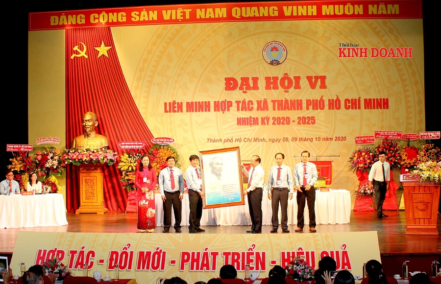 Chủ tịch Nguyễn Ngọc Bảo tặng bức tranh chân dung Bác Hồ với HTX cho Liên minh HTX TP.HCM.