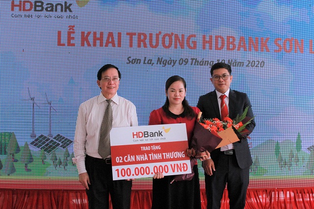 HDBank trao tặng 2 căn nhà tình thương