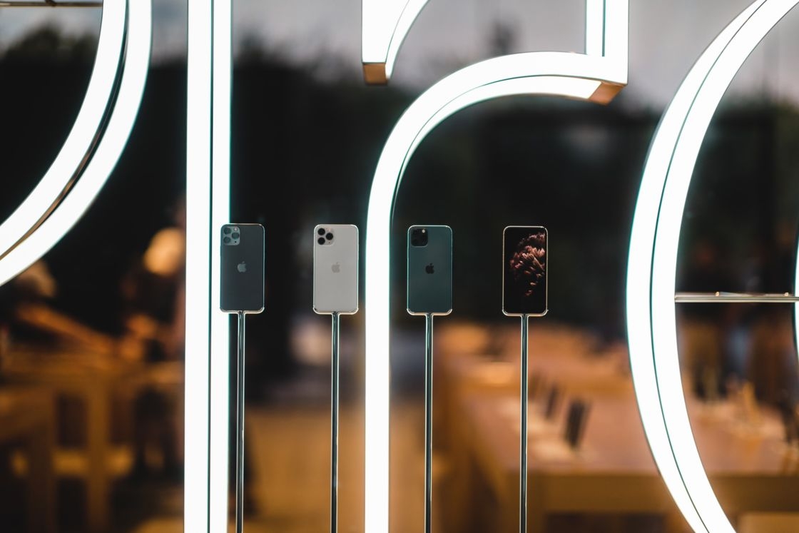 IPhone 12 sẽ được trang bị màn hình OLED 4 mẫu iPhone 12 được đồn đoán đều sẽ có màn hình OLED, mỏng hơn màn hình iPhone 11 và cung cấp độ tương phản tốt hơn màn hình LCD, do đó giá của chúng sẽ cao hơn. Cho đến nay, chỉ có những mẫu iPhone cao cấp như iPhone 11 Pro mới có màn hình OLED.