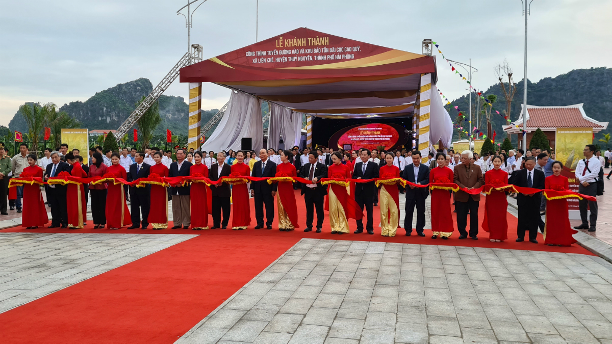 Các đại biểu cắt băng khánh thành công trình.