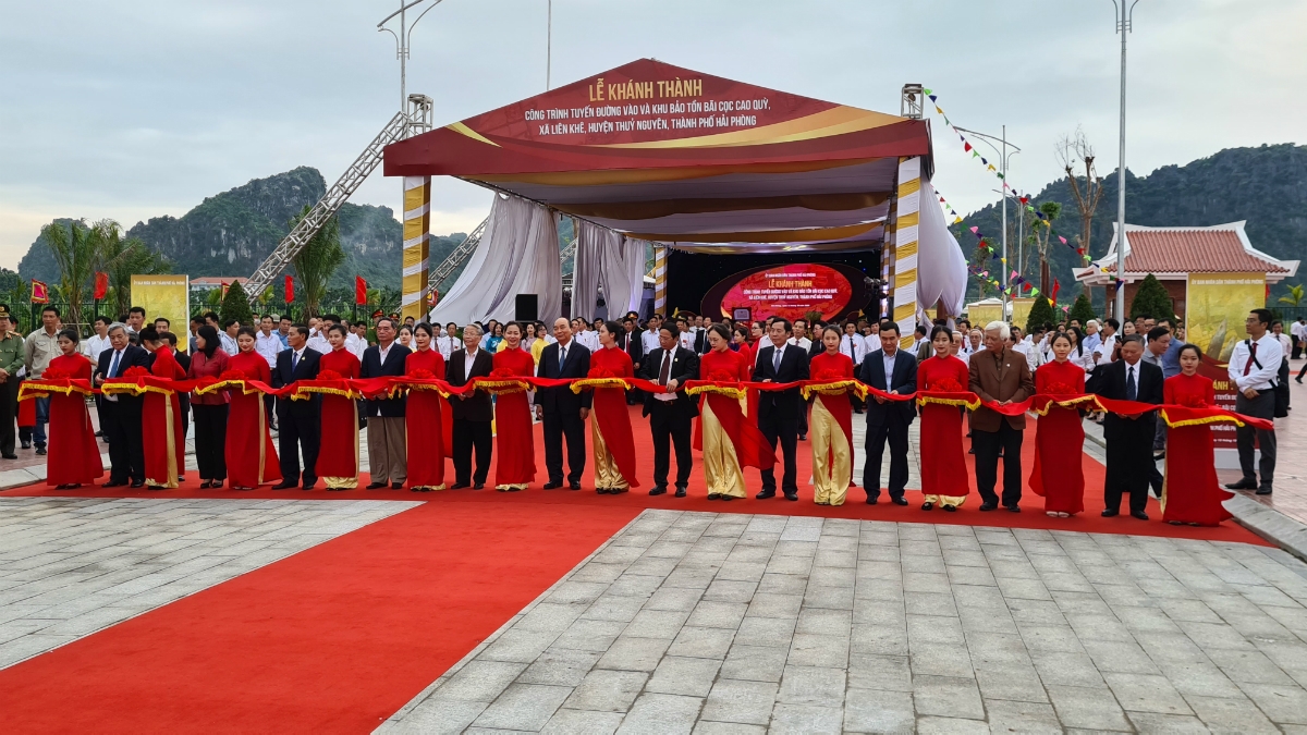 Các đại biểu cắt băng khánh thành công trình.