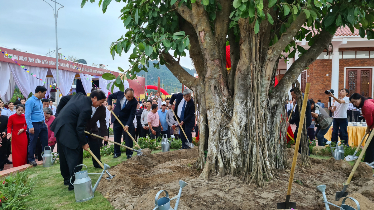 Thủ tướng Chính phủ Nguyễn Xuân Phúc và các bộ trưởng, các nhà khoa học, nhà nghiên cứu lịch sử trồng cây lưu niệm tại khu bảo tồn bãi cọc Cao Quỳ.
