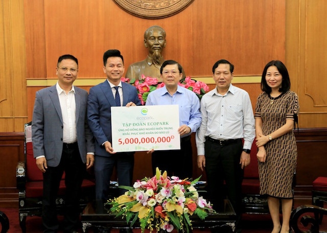 Ông Trần Quốc Việt – Tổng Giám đốc Tập đoàn Ecopark (bên trái) trao số tiền hỗ trợ cho đồng bào miền Trung thông qua Ủy ban Trung ương Mặt trận Tổ quốc Việt Nam.