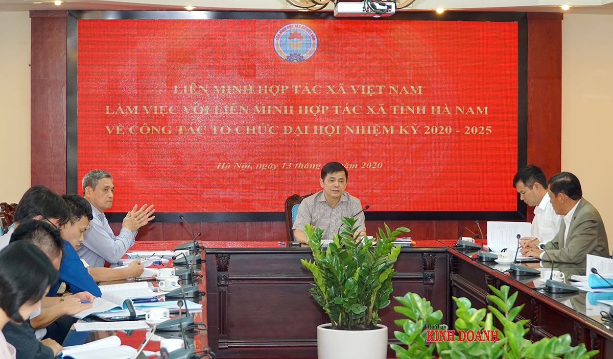 Phó Chủ tịch Nguyễn Văn Thịnh chủ trì buổi làm việc với Ban Thường vụ Liên minh HTX tỉnh Hà Nam về công tác chuẩn bị Đại hội khóa V Liên minh HTX tỉnh Hà Nam chiều 13/10.