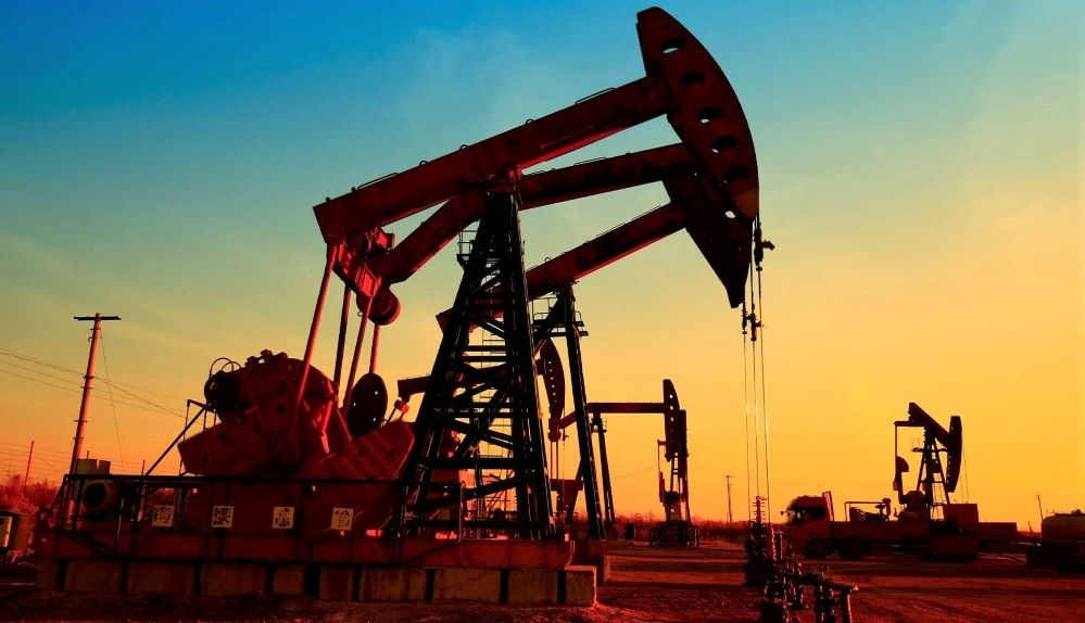 Sức ép giảm giá đối với dầu thô vẫn rất lớn do nguồn cung tăng, trong khi nhu cầu chưa được cải thiện (Ảnh: Int)