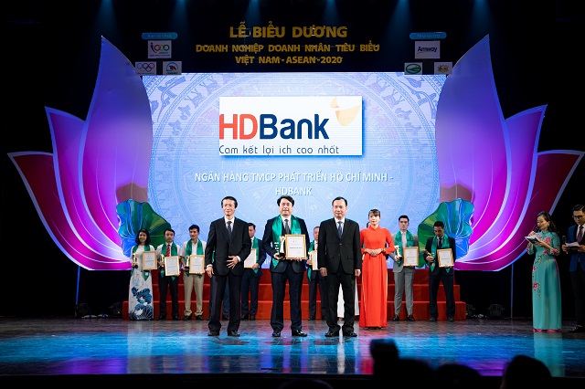 HDBank đã được vinh danh bởi những đóng góp tích cực trong kinh doanh thịnh vượng, phát triển bền vững trong thời đại Cách mạng công nghệ 4.0 bùng nổ.