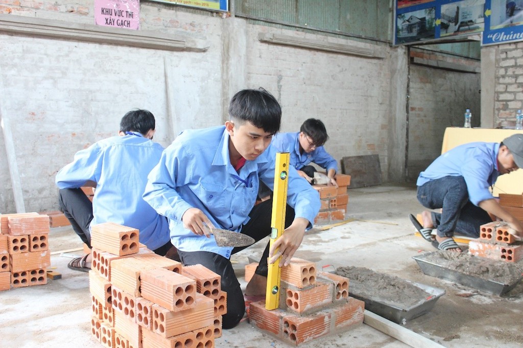 Học nghề xây dựng giúp tạo công ăn việc làm cho lao động nông thôn ở Tiểu Cần.