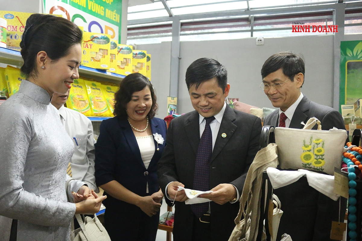 Phó Chủ tịch Liên minh HTX Việt Nam Nguyễn Văn Thịnh thăm gian hàng OCOP.