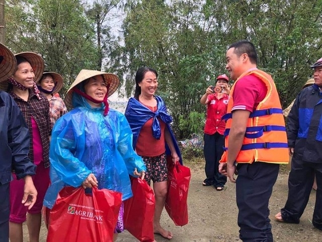 Agribank dành 3 tỷ đồng hỗ trợ đồng bào 6 tỉnh khu vực miền Trung khắc phục thiên tai.