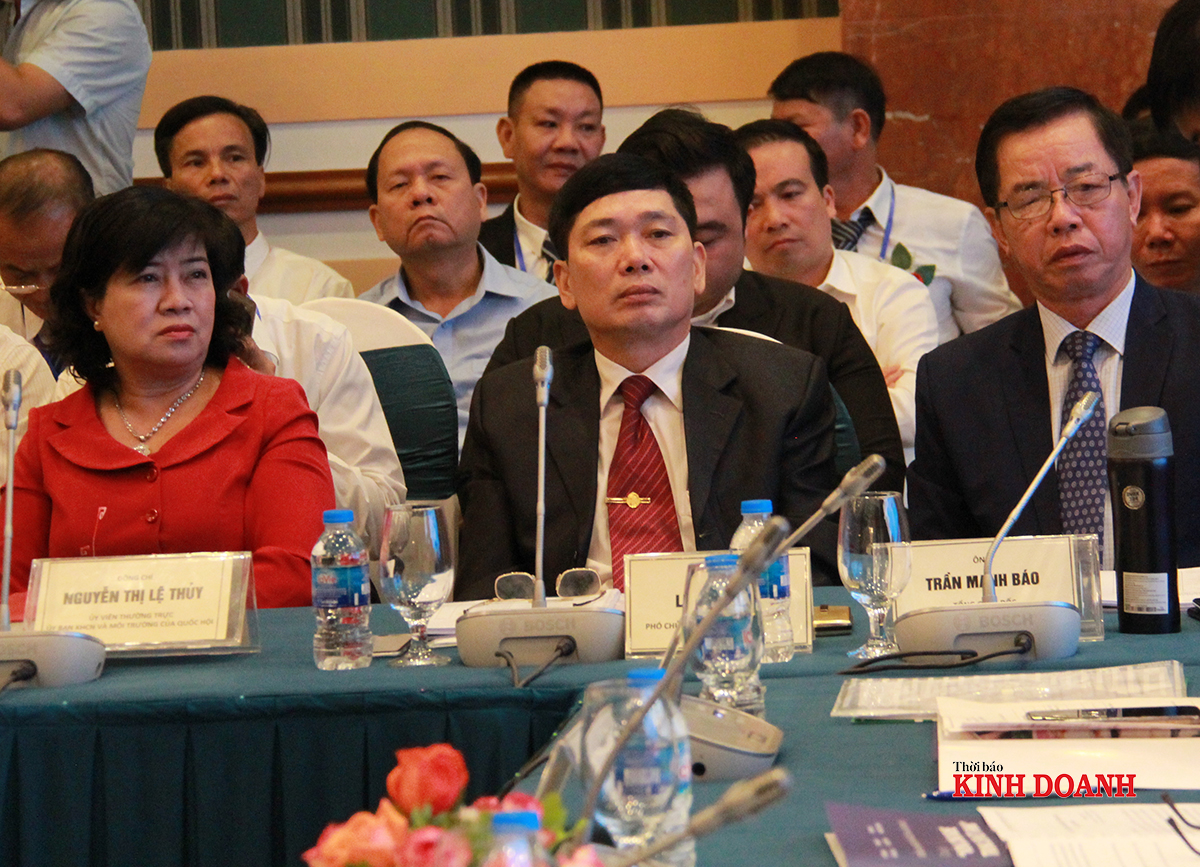 Phó Chủ tịch Liên minh HTX Việt Nam Lê Văn Nghị (ngồi giữa) cho rằng, Chính phủ và các bộ, ngành cần ban hành nhiều chính sách hỗ trợ các HTX, nông dân, đồng thời bản thân các HTX cần phải nố lực và chủ động vươn lên trong sản xuất kinh doanh.