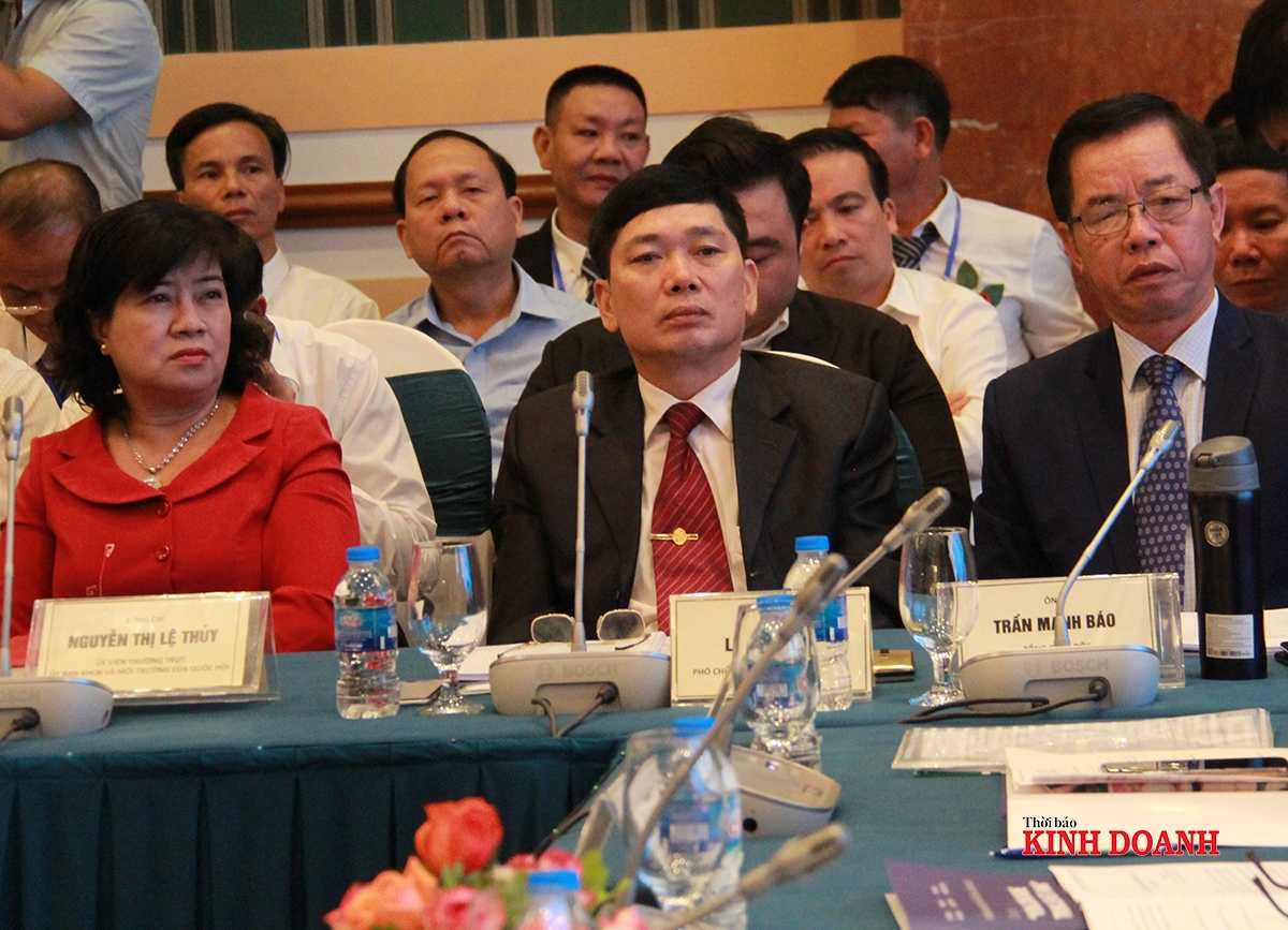 Phó Chủ tịch Liên minh HTX Việt Nam Lê Văn Nghị (ngồi giữa) cho rằng, Chính phủ và các bộ, ngành cần ban hành nhiều chính sách hỗ trợ các HTX, nông dân, đồng thời bản thân các HTX cần phải nố lực và chủ động vươn lên trong sản xuất kinh doanh.