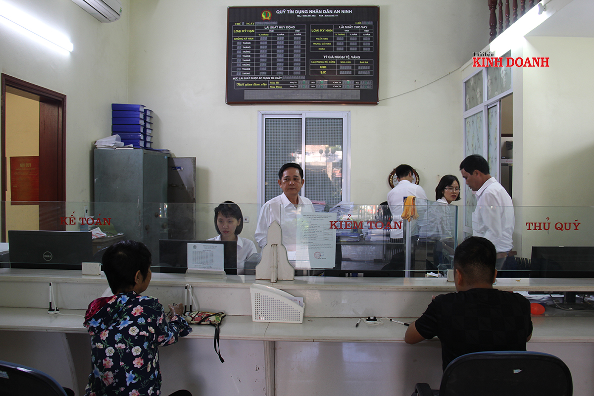 Cán bộ, nhân viên Quỹ TDND An Ninh phục vụ khách hàng là người dân địa phương.