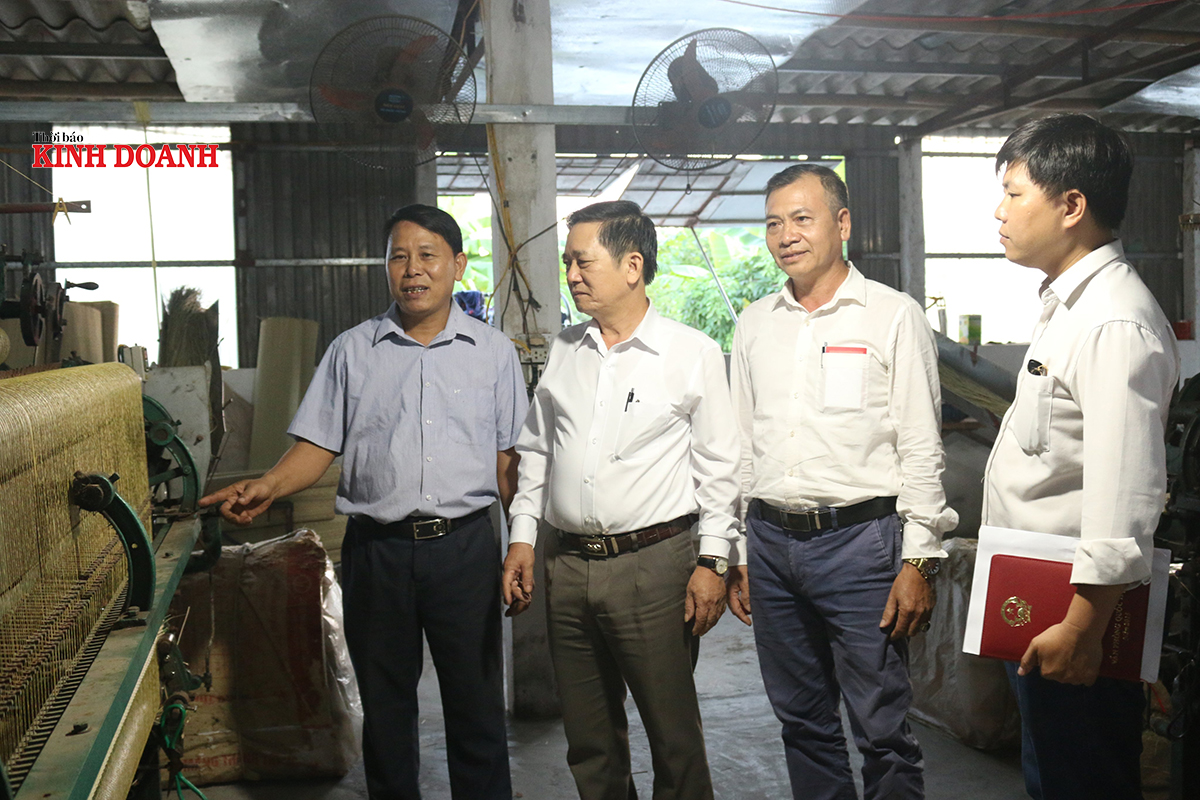 Nhờ được vay vốn từ QTDND An Ninh, nên xưởng dệt và in chiếu của anh Vũ Văn Thiệc (áo xanh, ngoài cùng bên trái) đã mở rộng sản xuất, tạo việc làm cho 60 lao động.