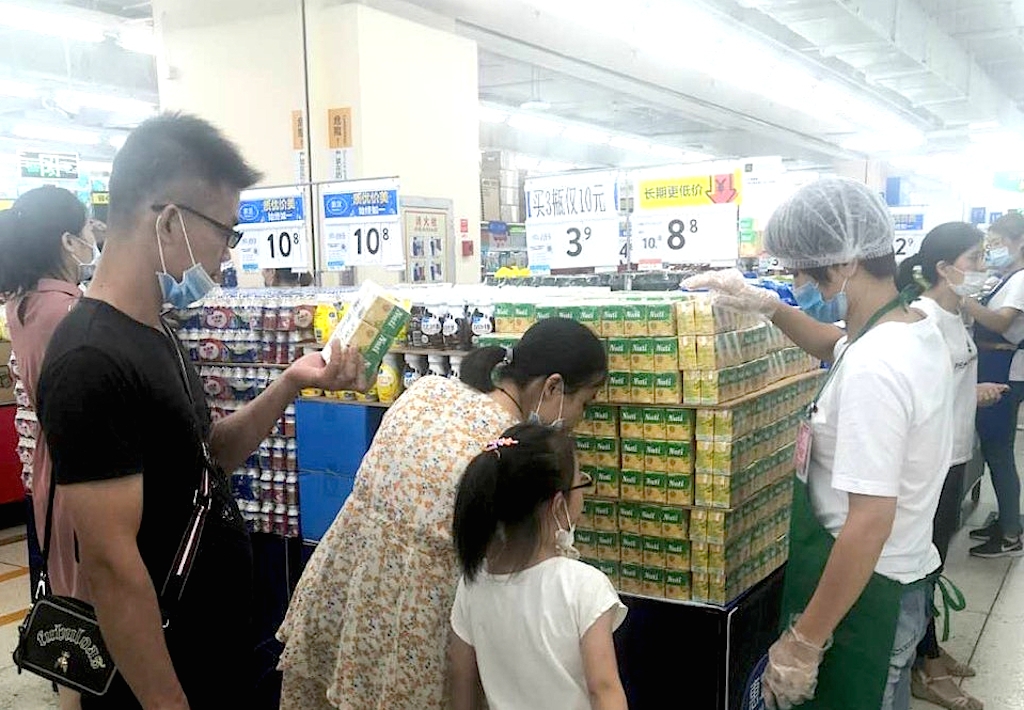 Người tiêu dùng Trung Quốc chọn mua sản phẩm sữa đậu nành của Việt Nam thông qua siêu thị Walmart.