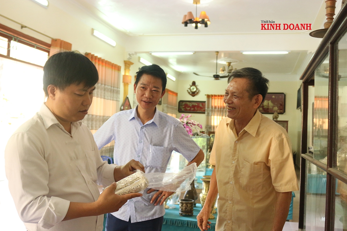 Giám đốc HTX chạm bạc Phú Lợi Phạm Quang Ngừng trao đổi với phóng viên Thời báo Kinh Doanh về kỹ thuật chế tác hàng mỹ nghệ.