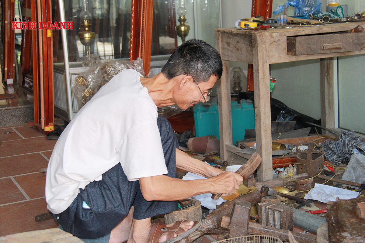 Dát những tấm đồng, bạc mỏng là công đoạn khó và tỉ mỉ nên rất cần những người thợ khéo tay, có kinh nghiệm.