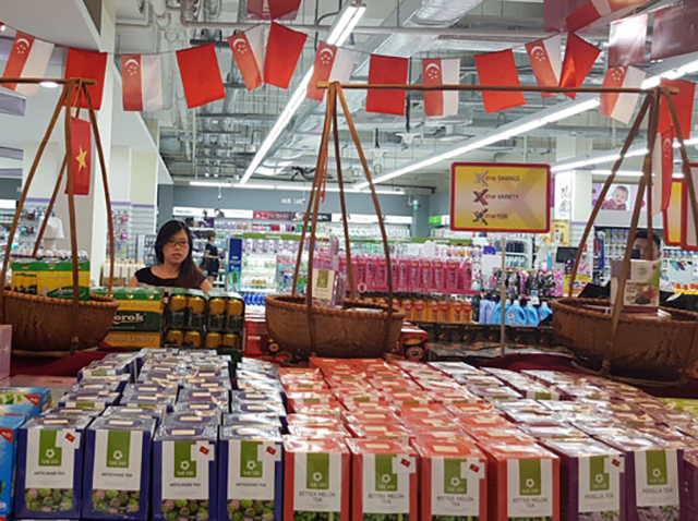 Hàng Việt Nam tại siêu thị của Tập đoàn NTUC FairPrice (Singapore).