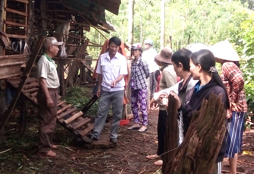 Các thành viên HTX Lộc Hiệp trao đổi về kỹ thuật nuôi dê.